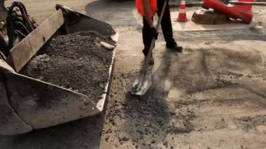 Asfalt atma kürek ile çalışanları.