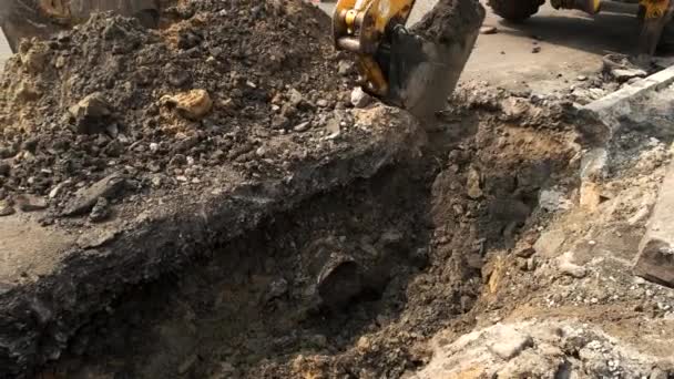 Excavadora cavando un hoyo . — Vídeos de Stock