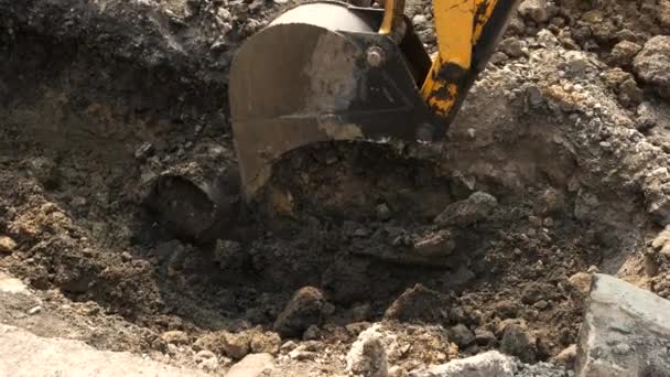 Bucket of excavator in motion. — Stock Video