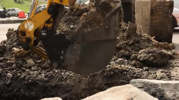 Secchio sporco di un escavatore . — Video Stock