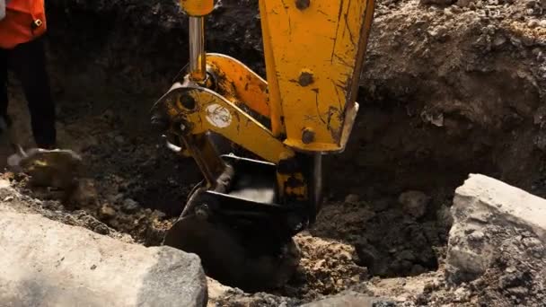 Cubo de excavadora cava tierra . — Vídeos de Stock