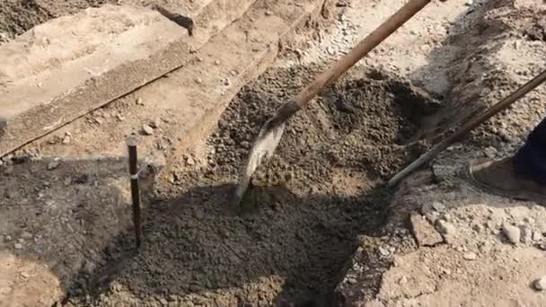 工人的脚与铲子. — 图库视频影像