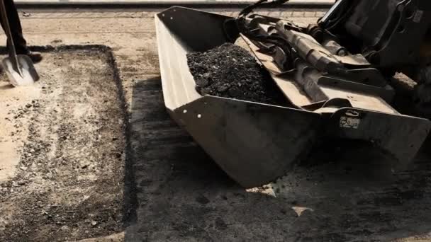 Wheeled loader carrying asphalt. — Stock Video