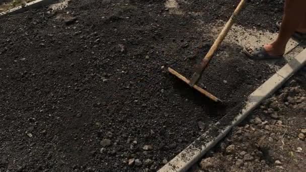 Trabajador suavizando asfalto . — Vídeos de Stock
