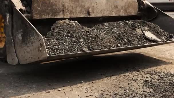 Schaufeln werfen Asphalt. — Stockvideo