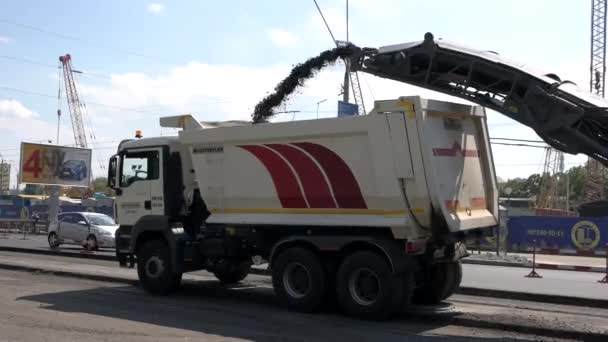 Transportador lanza asfalto en camión . — Vídeo de stock
