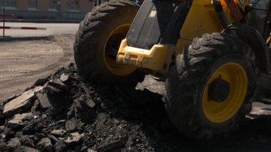 Tekerlekli yükleyici ve kamyon.