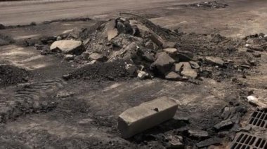 Kırık asfalt yığını.