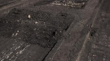 Çentikli asfalt yığınları.