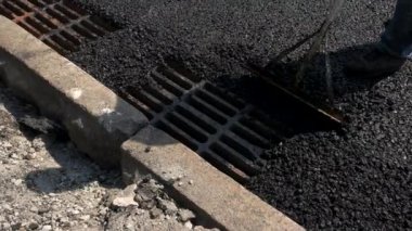 İşçi asfalt yumuşatma.