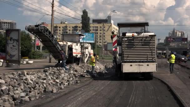 Arbeiter und Fahrzeuge auf der Straße. — Stockvideo