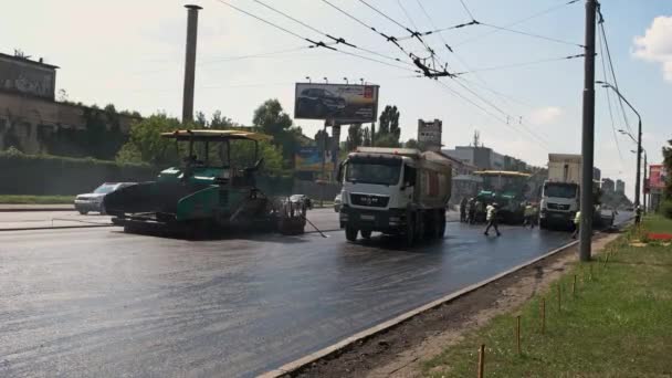 Macchine e lavoratori su strada . — Video Stock