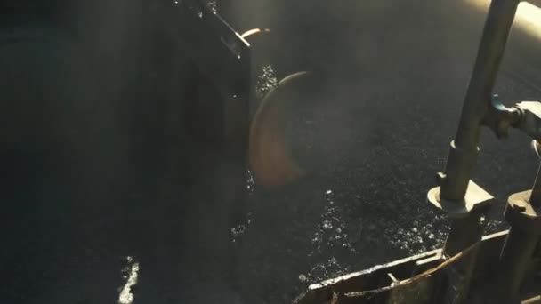 La machine pose l'asphalte .