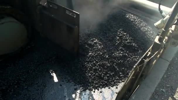 Bouw machine legt asfalt. — Stockvideo