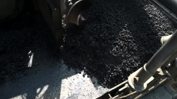 Maschine verlegt neuen Asphalt. — Stockvideo