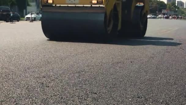 Road roller is bewegende. — Stockvideo