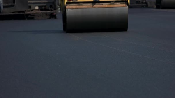Kompaktor asfaltu w ruchu. — Wideo stockowe