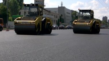 Sokakta yol silindirleri.