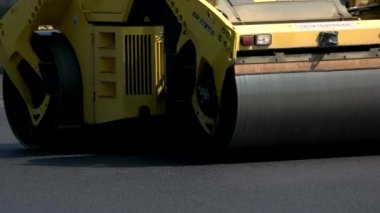 Asfalt Silindiri sarı renk.