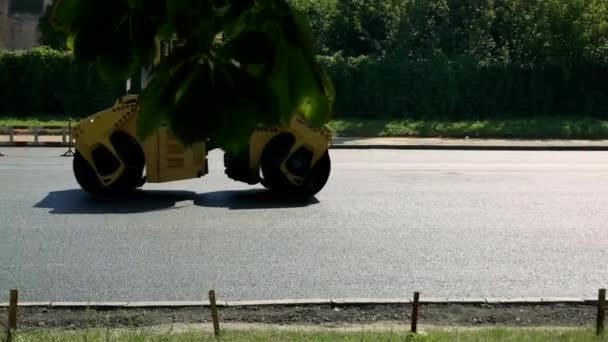 Movimiento del rodillo amarillo de la carretera . — Vídeo de stock