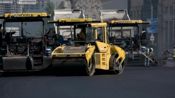 Rodillo de asfalto de color amarillo . — Vídeo de stock