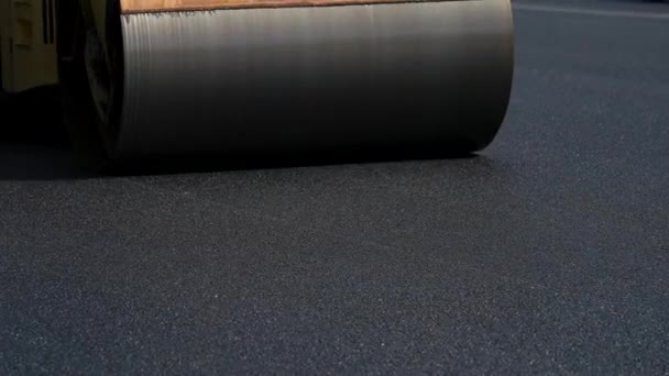 Stålfälg av asfalt komprimator. — Stockvideo