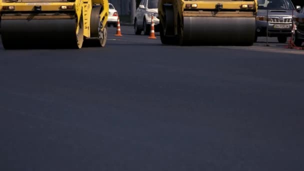 Zagęszczarki asfaltu na drodze. — Wideo stockowe