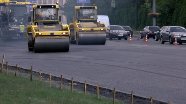 Compactadores vibratorios en carretera . — Vídeo de stock