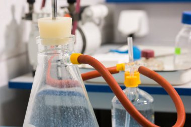 Hortumu ile şişeler.