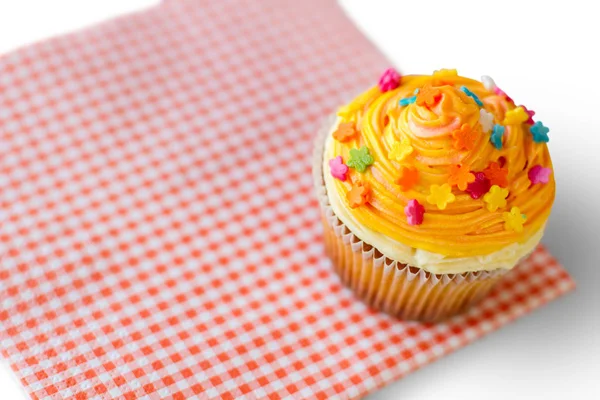 Cupcake com cobertura de laranja . — Fotografia de Stock