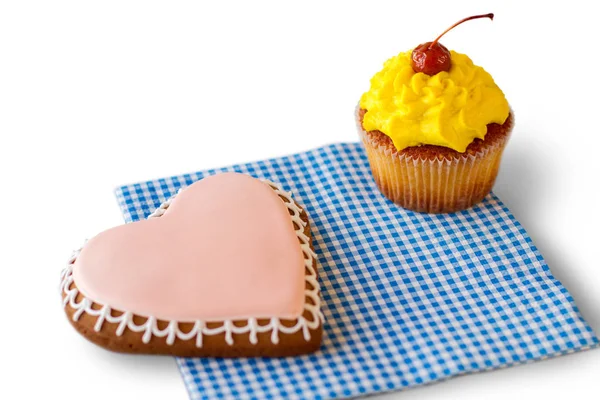 Biscoito de coração e cupcake amarelo . — Fotografia de Stock