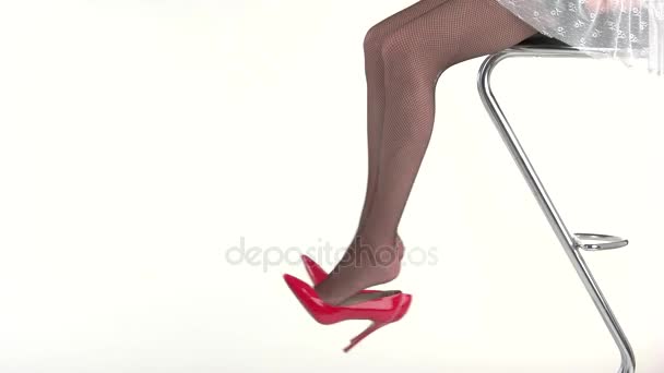 Женские ноги на высоких каблуках . — стоковое видео