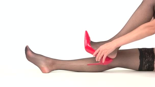 Vrouw zetten hak schoenen. — Stockvideo