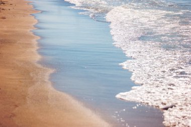 Köpüklü su kıyısında.