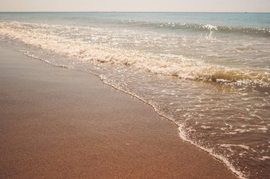 Sahilde küçük dalgalar.