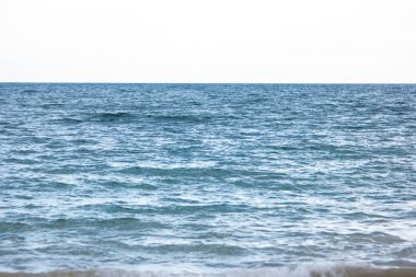 Su ve Bulutsuz gökyüzü.