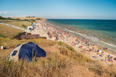 Gündüz, kalabalık plaj.