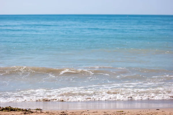 Маленькая волна на берегу моря . — стоковое фото