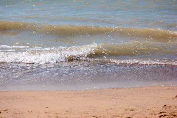 Вода на берегу . — стоковое фото