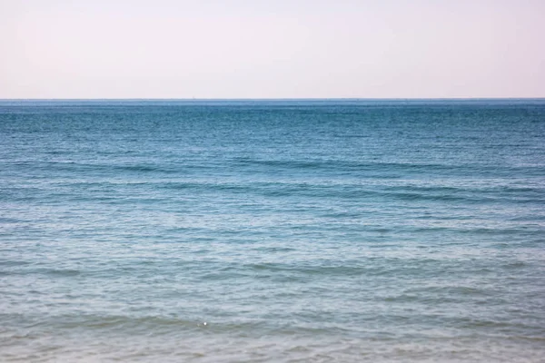 Море и безоблачное небо . — стоковое фото