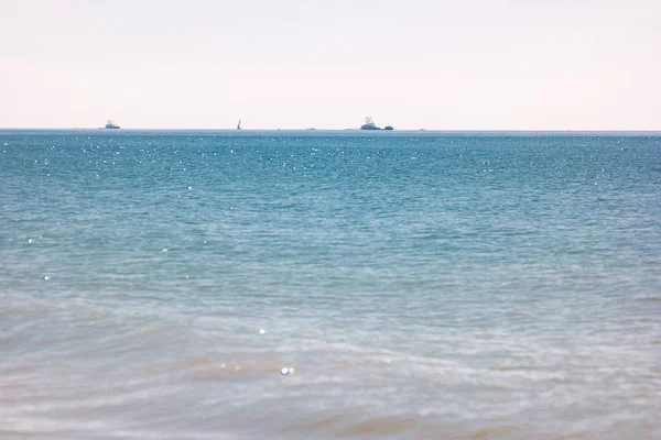 Wolkenloze hemel en zee. — Stockfoto