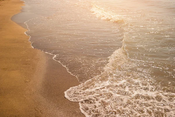 Schuimend water aan een oever. — Stockfoto