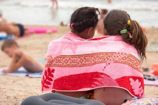 Fetițe stau pe plajă . — Fotografie, imagine de stoc