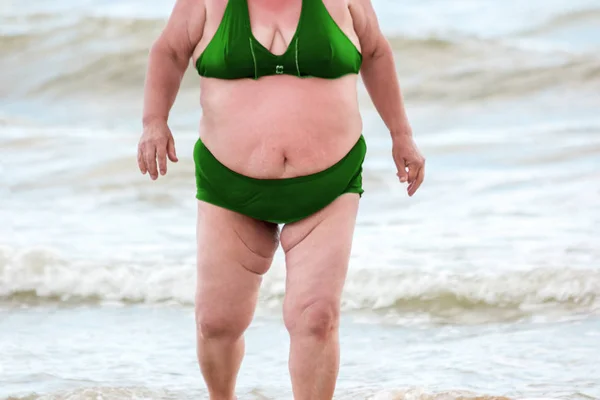 Feta kvinnan på stranden. — Stockfoto