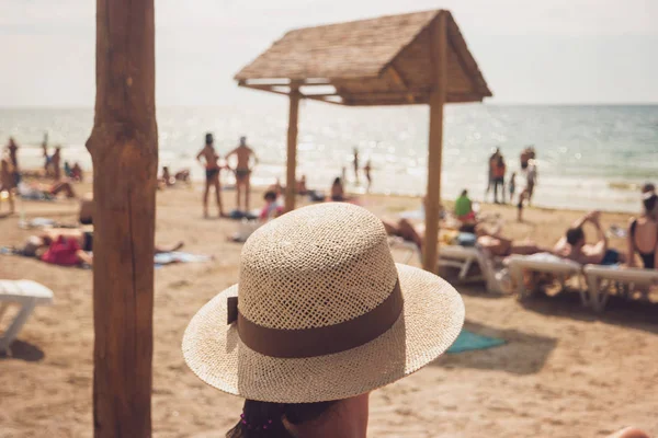 Mujeres cabeza en sombrero de mimbre . — Foto de Stock