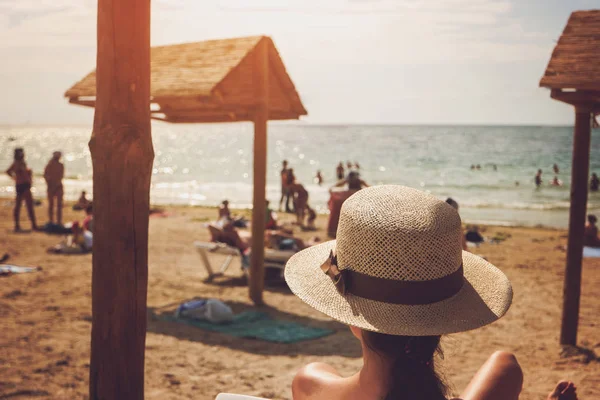 Señora en sombrero en la playa . —  Fotos de Stock