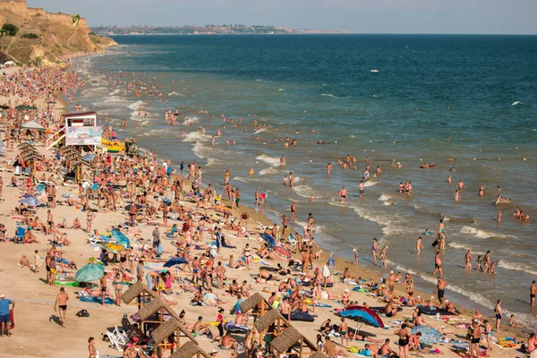 Mulți oameni pe plajă . — Fotografie, imagine de stoc