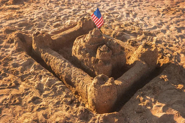 Castillo de arena con bandera de EE.UU. . — Foto de Stock