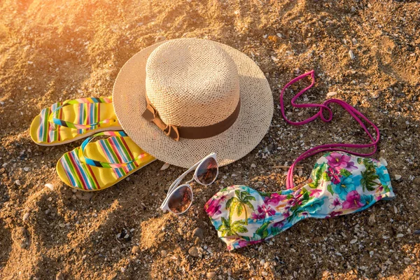 Сонцезахисні окуляри та капелюх на піску . — стокове фото
