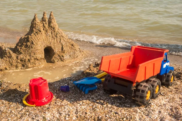 Castillo de arena en la orilla . — Foto de Stock